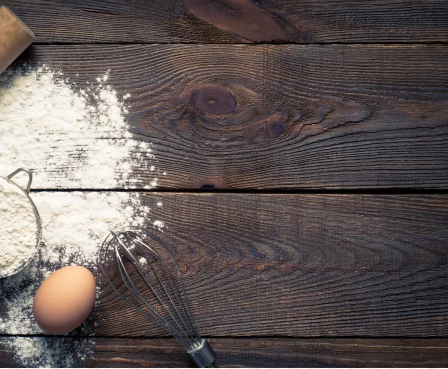 Farine Et Oeuf Sur Table En Bois，Pâtisserie PNG