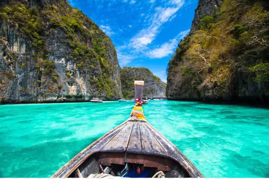 Bateau Dans Une Eau Turquoise，Falaises PNG